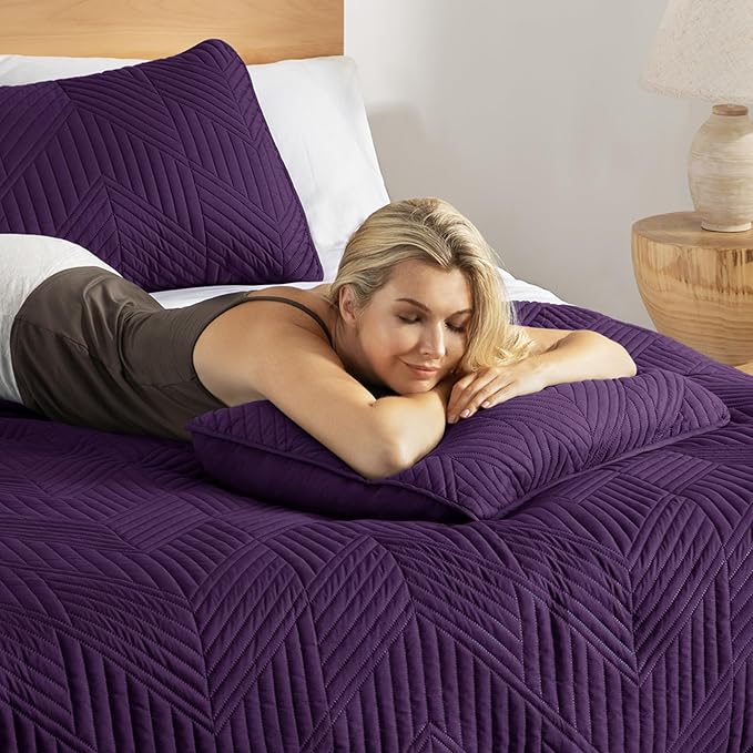 Exclusivo Mezcla Ultrasonic King Quilt Bedding Set, Lightweight Deep Purple Bedspreads Soft Modern Geometric Coverlet Set for All Seasons (1 Quilt and 2 Pillow Shams)
