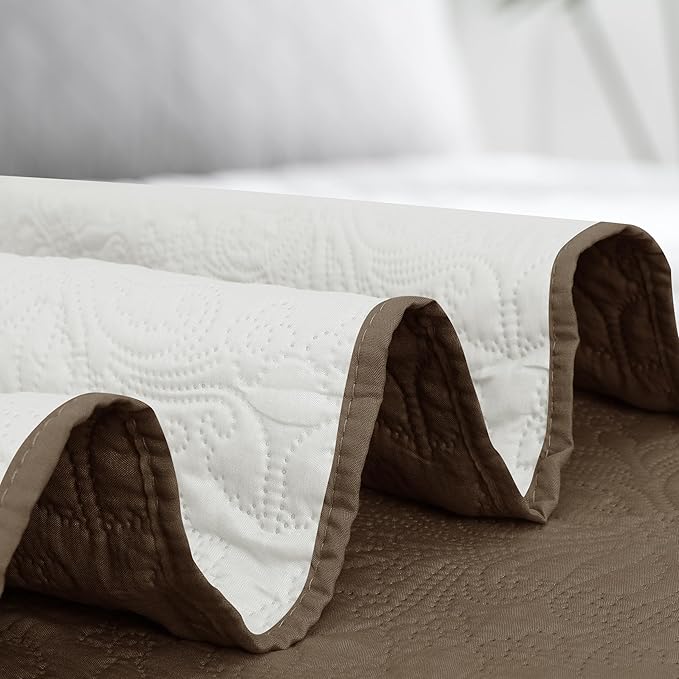 Easy-Going Twin Size Reversible Quilt Set with 1 Quilt and 1 Pillow Sham, Soft Bed Quilt Cover, Water Resistant Lightweight Microfiber Bedspread, Stain Resistant, Damask-Camel/Ivory