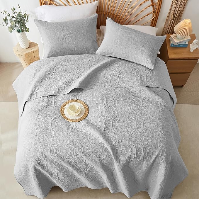 WURUIBO Light Gray Quilt Set Twin Size, Embossing Microfiber Bedspreads with Pillow Sham, Ligthweight Breathable Thin Coverlet, Reversible Bedding Set for All Season (1 Quilt, 1 Pillow Sham)