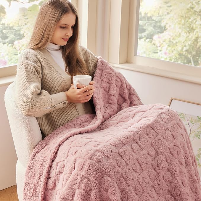 NEWCOSPLAY Super Soft King Blanket Pink Premium Silky Flannel Fleece 3D Heart Checkered Lightweight Bed Blanket All Season Use (Pink Heart, King(90"x110"))