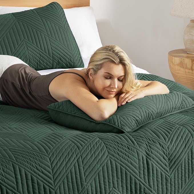 Exclusivo Mezcla Ultrasonic Full Queen Quilt Bedding Set, Lightweight Green Bedspreads Soft Modern Geometric Coverlet Set for All Seasons (1 Quilt and 2 Pillow Shams)