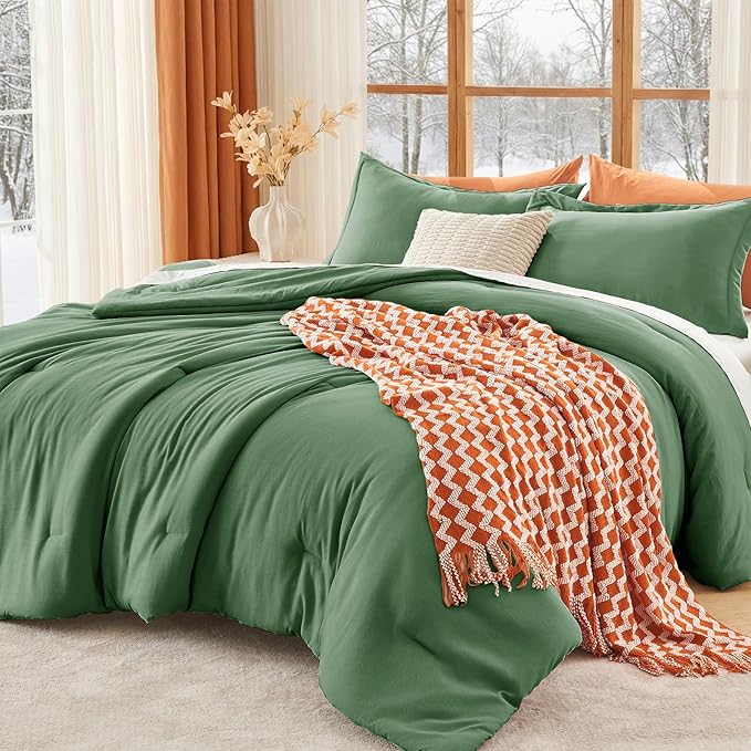 MUXHOMO King Size Comforter Set, All Season Ultra Soft Down Alternative Bedding - 3 Piece Lightweight Bed Set Includes 1 Comforter (104"x90") and 2 Pillow Shams (20"x36"), Emerald Green