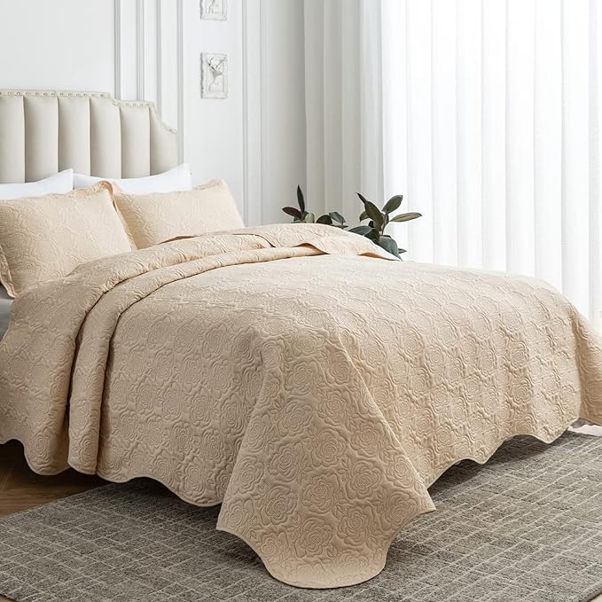 Auemtyn Twin/Twin XL Size Quilt Set 2 Pieces, Soft Lightweight Summer Bedspread, Reversible Microfiber Bed Coverlet for All Seasons, Beige, Rose Pattern (1 Quilt, 1 Pillow Sham)