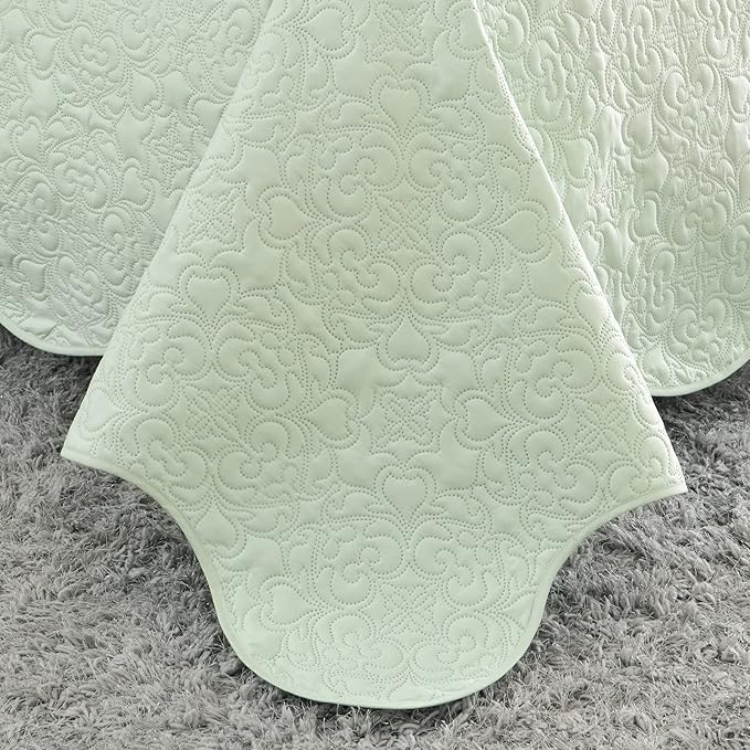 Auemtyn King Size Quilt Set 3 Pieces, Soft Lightweight Summer Bedspread, Reversible Microfiber Bed Coverlet for All Seasons, Light Green, Heart-Floral Pattern (1 Quilt, 2 Pillow Shams)