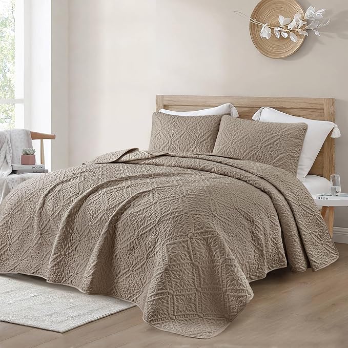 Exclusivo Mezcla California King Quilt Bedding Set, Lightweight Soft Bedspreads Coverlets with 2 Pillow Shams, Modern Taupe Oversized Quilts King Size for All Seasons