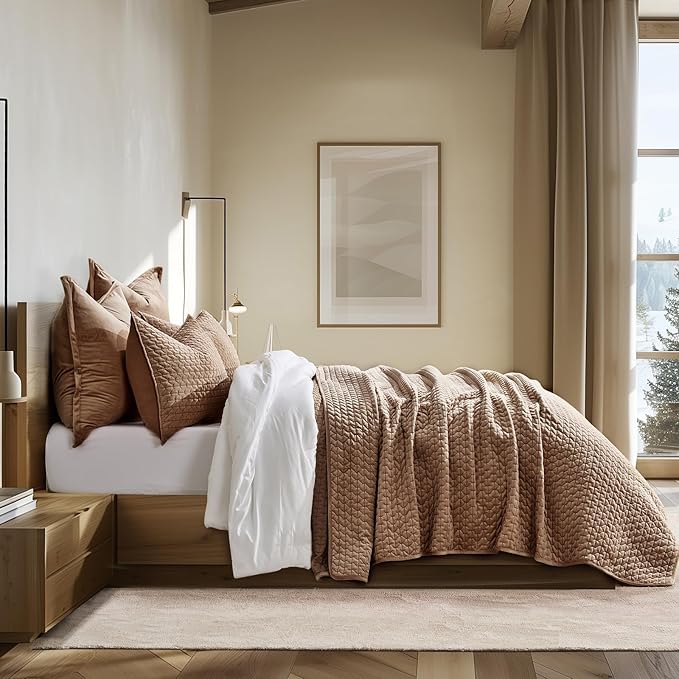 EVERGRACE Luxury Velvet Quilt Set King Size 3 Piece, Soft Cross-Stitch Velvet Comforter Set with Pillow Shams, Lightweight Coverlet Bedspread Bedding Set for All Seasons, Tobacco Brown