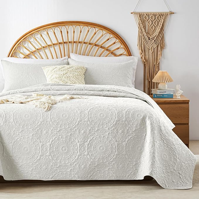 WURUIBO Cream Quilt Set Twin Size, Embossing Microfiber Bedspreads with Pillow Sham, Ligthweight Breathable Thin Coverlet, Reversible Bedding Set for All Season (1 Quilt, 1 Pillow Sham)