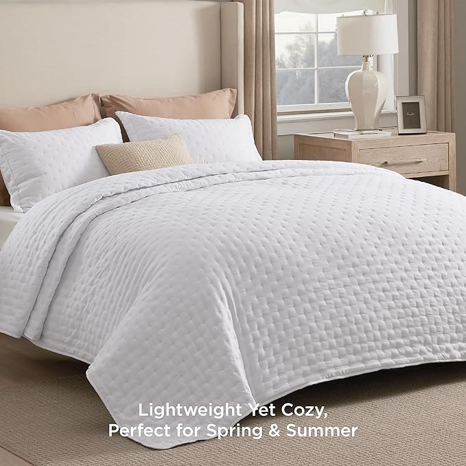 Bedsure California King Quilt - Bright White Bedspread California King Size & Lightweight Comforter, Modern Coverlet with Clover Pattern, Ultra Soft All-Season Bedding, 111x106 Inches