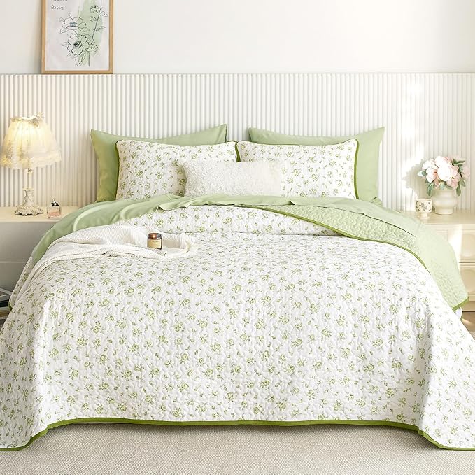 Wake In Cloud - Floral Quilt Set, Coquette Cottagecore Shabby Chic Flower Pattern for Women Teen Girls, Reversible Lightweight Bedspread Coverlet, 3 Pieces, White Green, Queen/Full Size