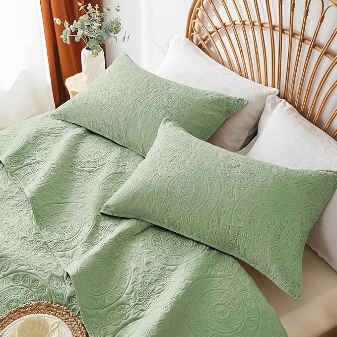 WURUIBO Sage Green Quilt Set Queen Size, Embossing Microfiber Full Bedspreads with Pillow Sham, Ligthweight Breathable Thin Coverlet, Reversible Bedding Set for All Season (1 Quilt, 2 Pillow Shams)