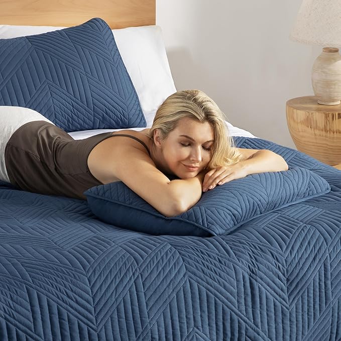 Exclusivo Mezcla Ultrasonic King Quilt Bedding Set, Lightweight Navy Blue Bedspreads Soft Modern Geometric Coverlet Set for All Seasons (1 Quilt and 2 Pillow Shams)