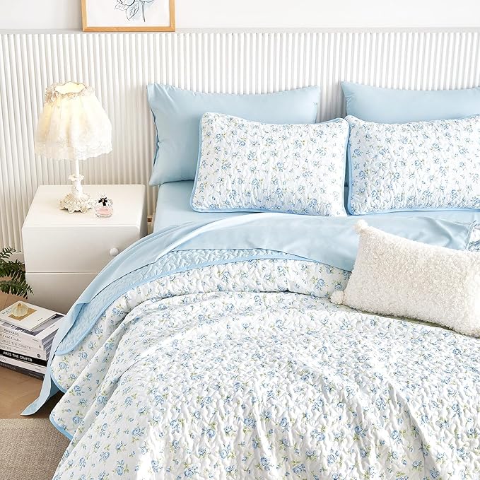Wake In Cloud - Floral Quilt Set, Coquette Cottagecore Shabby Chic Flower Pattern for Women Teen Girls, Reversible Lightweight Bedspread Coverlet, 3 Pieces, White Blue, Queen/Full Size