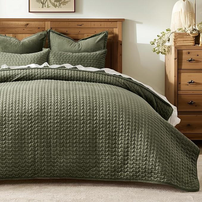 EverGrace Luxury Velvet Quilt Set King Size 3 Piece, Soft Cross-Stitch Velvet Comforter Set with Pillow Shams, Lightweight Coverlet Bedspread Bedding Set for All Seasons, Moss Green