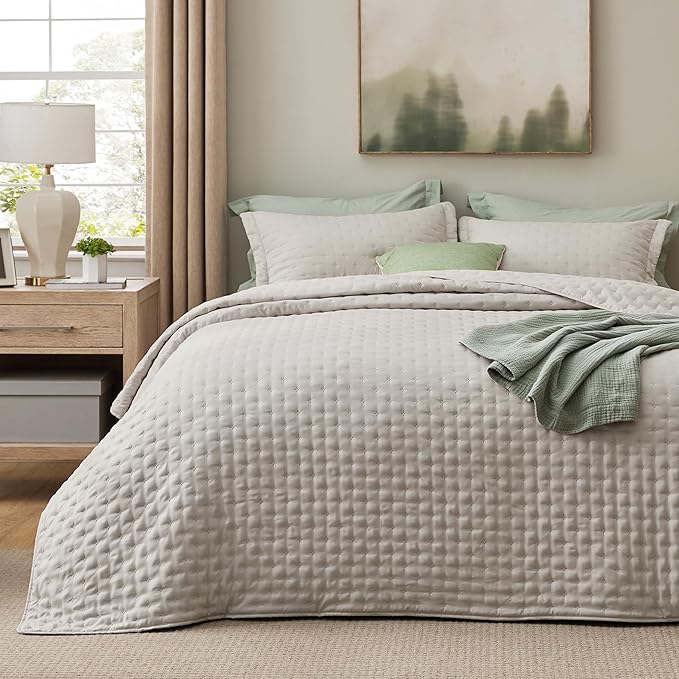 Bedsure Twin Quilt - Ultra Soft Twin XL Quilt Bedding for Dorm Decor, Lightweight All-Season Comforter, Linen Bedspread Coverlet with Clover Pattern, 68 x 86 Inches