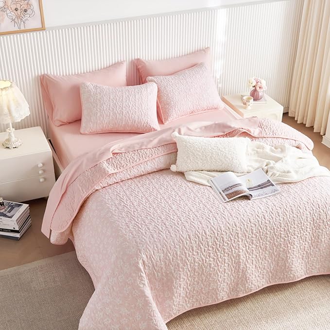 Wake In Cloud - Floral Quilt Set, Coquette Cottagecore Shabby Chic Flower Pattern for Women Teen Girls, Reversible Lightweight Bedspread Coverlet, 3 Pieces, Light Pink, Queen/Full Size