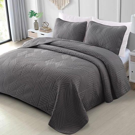 Exclusivo Mezcla California King Quilt Bedding Set, Lightweight Grey Oversized King Bedspreads Soft Modern Geometric Coverlet Set for All Seasons (1 Quilt and 2 Pillow Shams)
