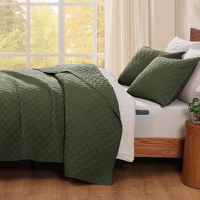 WRENSONGE King Size Quilt-3 Pieces Weave Pattern Olive Green Bedspreads King Size Quilt Bedding Set for All Seasons, Soft Summer Coverlet with 2 Pillow Shams Suitable for Bed