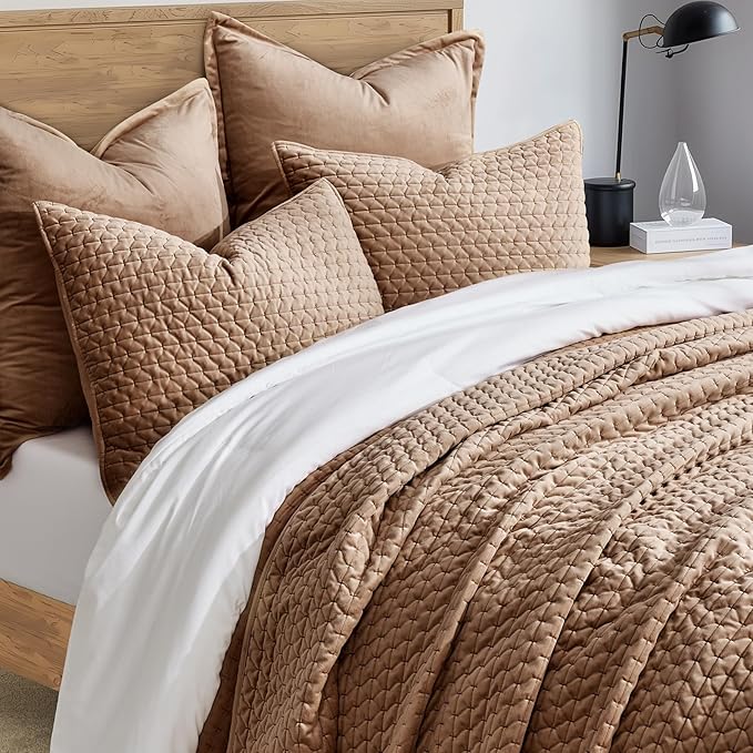 EVERGRACE Luxury Velvet Quilt Set King Size 3 Piece, Soft Cross-Stitch Velvet Comforter Set with Pillow Shams, Lightweight Coverlet Bedspread Bedding Set for All Seasons, Tobacco Brown