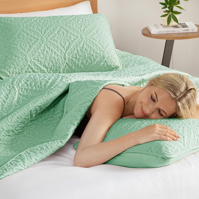 Exclusivo Mezcla King Quilt Bedding Set, Lightweight Soft Bedspreads Coverlets with 2 Pillow Shams, Modern Sage Green Oversized Quilts King Size for All Seasons