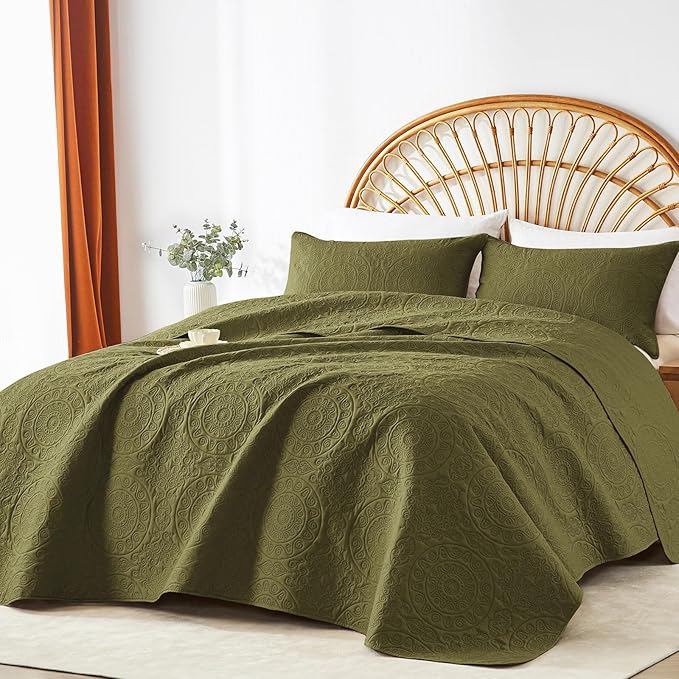 WURUIBO Olive Green Quilt Set Twin Size, Embossing Microfiber Bedspreads with Pillow Sham, Ligthweight Breathable Thin Coverlet, Reversible Bedding Set for All Season (1 Quilt, 1 Pillow Sham)