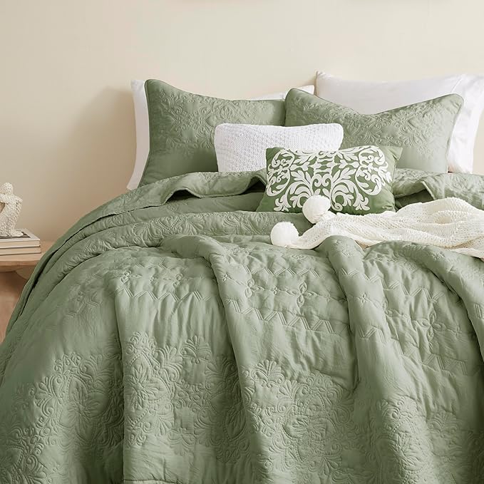 B2EVER Boho Sage Green Quilt California Cal King Size Bedding Sets with Pillow Sham, Oversized Lightweight Soft Bedspread Coverlet, Floral Vintage Bed Cover All Season, 3 Pieces, 118x106 inches