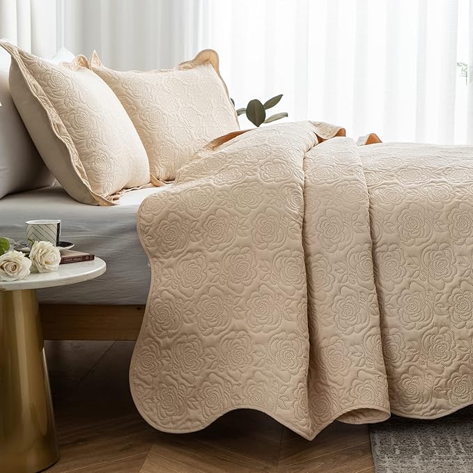 Auemtyn Twin/Twin XL Size Quilt Set 2 Pieces, Soft Lightweight Summer Bedspread, Reversible Microfiber Bed Coverlet for All Seasons, Beige, Rose Pattern (1 Quilt, 1 Pillow Sham)