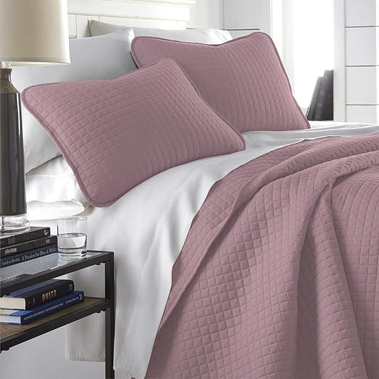 Southshore Fine Living, Inc. Oversized King Quilt Set, Lavender Quilt Bedspread King/California with 2 Matching Pillow Shams, Machine Washable Bedding, Soft & Cozy Coverlet, Lavender