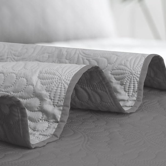 Easy-Going Full/Queen Size Reversible Quilt Set with 1 Quilt and 2 Pillow Shams, Soft Bed Quilt Cover, Water Resistant Lightweight Microfiber Bedspread, Stain Resistant, Olive Leaf-Gray/Light Gray