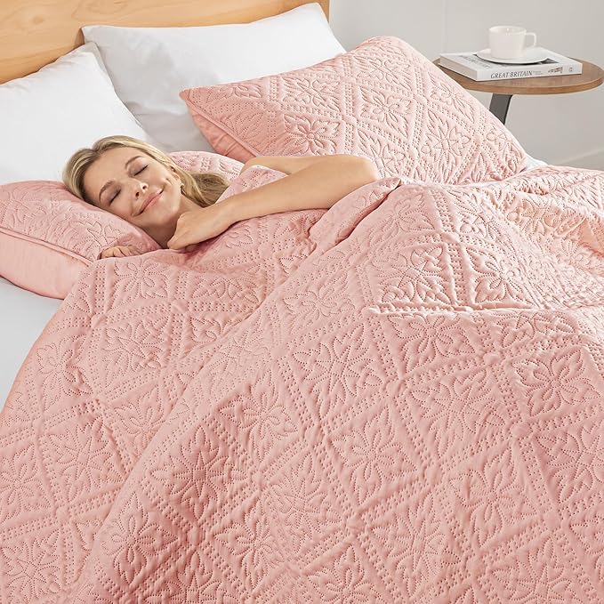 Exclusivo Mezcla California King Quilt Bedding Set, Lightweight Soft Bedspreads Coverlets with 2 Pillow Shams, Modern Blush Pink Oversized Quilts King Size for All Seasons