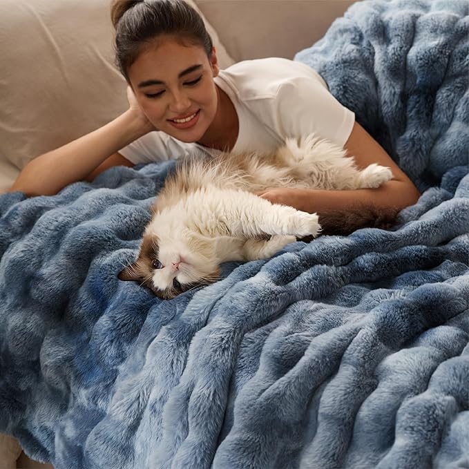 Bedsure GentleSoft Fluffy Fuzzy Twin Blanket, Soft Cozy Fleece Faux Fur Blanket, Pink Decorations Minky Velvet Couch Cover, Thick Warm Plush Women Men Birthday Gifts, 870GSM, Tie-dye Blue