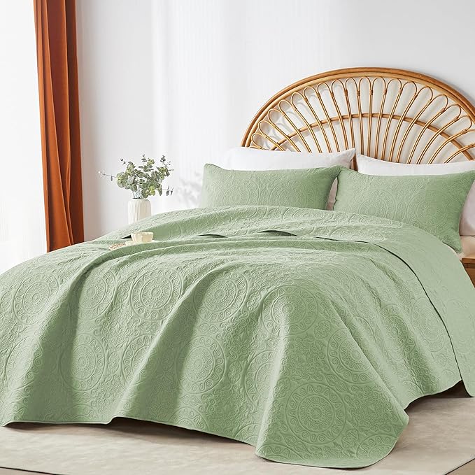 WURUIBO Sage Green Quilt Set King/Cal King Size, Embossing Microfiber Bedspreads with Pillow Sham, Ligthweight Breathable Thin Coverlet, Reversible Bedding Set for All Season (1 Quilt,2 Pillow Shams)