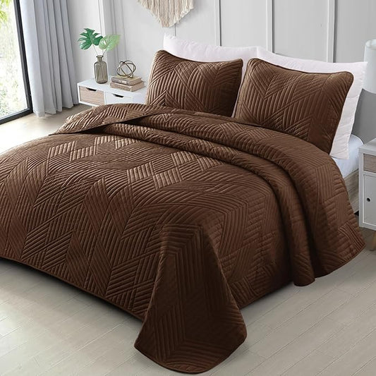 Exclusivo Mezcla California King Quilt Bedding Set, Lightweight Brown Oversized King Bedspreads Soft Modern Geometric Coverlet Set for All Seasons (1 Quilt and 2 Pillow Shams)
