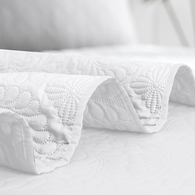 Easy-Going Full/Queen Size Reversible Quilt Set with 1 Quilt and 2 Pillow Shams, Soft Bed Quilt Cover, Water Resistant Lightweight Microfiber Bedspread, Stain Resistant, Olive Leaf-White/White
