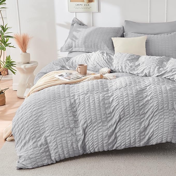 HYMOKEGE Light Grey Duvet Cover King Size, Ultra Soft 3-Piece Seersucker Duvet Cover Set with Zipper Closure, Soft Brushed Microfiber Bedding Set with 8 Corner Ties (104"x90", 2 Pillowshams)