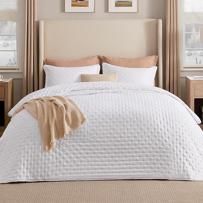 Bedsure California King Quilt - Bright White Bedspread California King Size & Lightweight Comforter, Modern Coverlet with Clover Pattern, Ultra Soft All-Season Bedding, 111x106 Inches