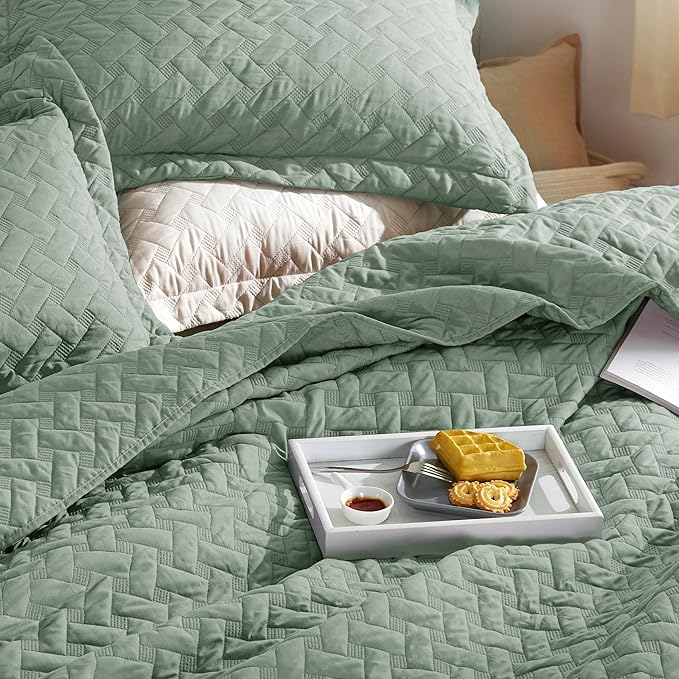 Bedsure Quilts King Size - Lightweight Bedspreads King Size with Basket Weave Pattern, Soft Quilt Bedding, Sage Green Comforter Coverlet for All Seasons (106" x 96")