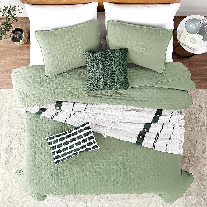 ROARINGWILD Sage Green Oversized King Size Quilt Bedding Set, California Cal King Lightweight Soft Bedspread, Farmhouse Rustic Country Coverlet for Spring Summer, 2 Pillow Shams, 118x106 inches