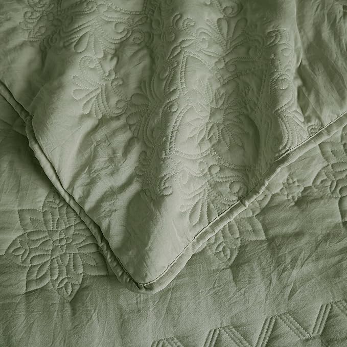 B2EVER Boho Sage Green Quilt California Cal King Size Bedding Sets with Pillow Sham, Oversized Lightweight Soft Bedspread Coverlet, Floral Vintage Bed Cover All Season, 3 Pieces, 118x106 inches
