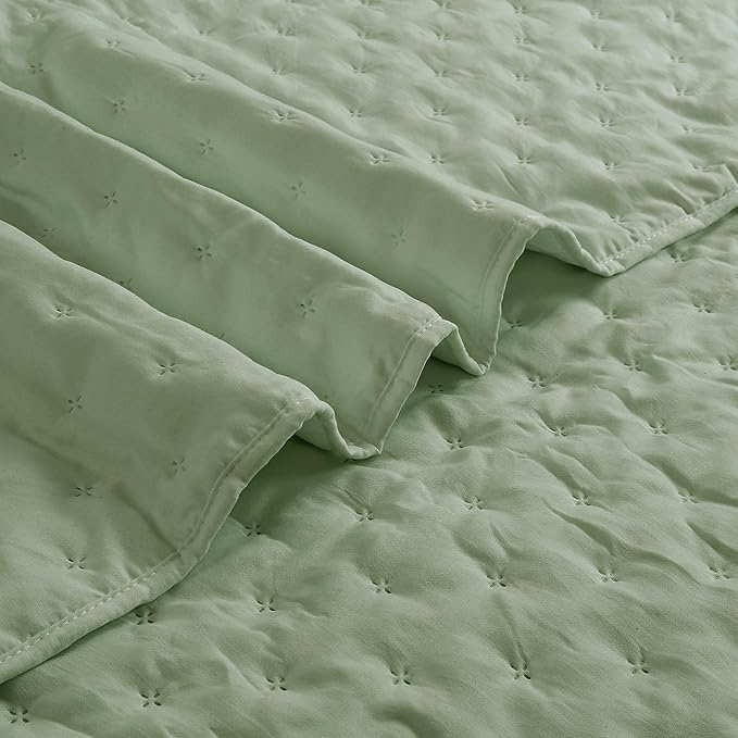 ROARINGWILD Sage Green Queen Size Quilt Bedding Set, Lightweight Soft Bedspread, Farmhouse Rustic Country Coverlet, Thin Cloud Comforter for Spring Summer, 2 Pillow Shams, 90x90 inches