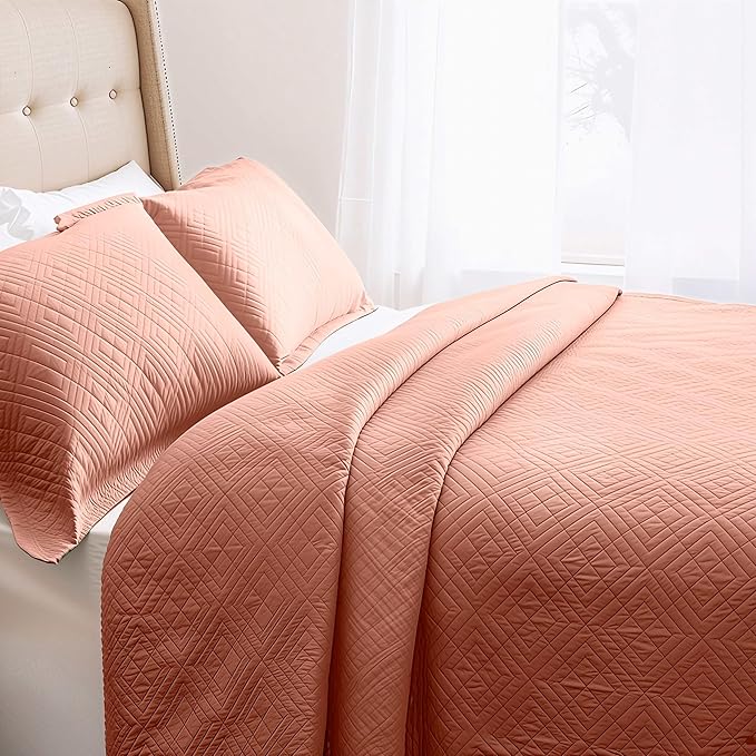 Hearth & Harbor Queen Quilt Set – All-Season Lightweight Bedspread & Coverlet with Pinsonic Weave - 7 Piece Queen Quilt Set with Pillow Shams, Bali Blush - Queen Diamond