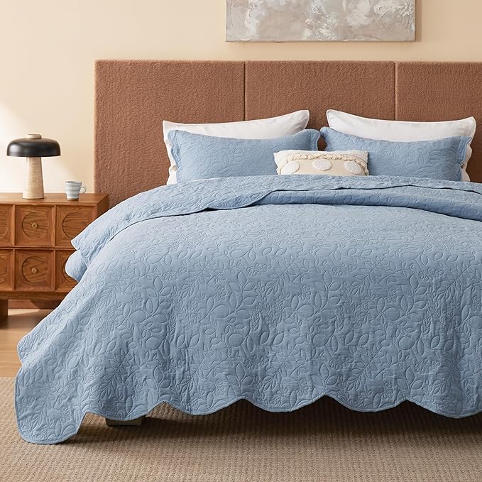 Bedsure Quilt King Size - Ultra Soft Pre-Washed Cloud-Like Bedding, All-Season Lightweight Comforter for Country Bedroom, Leaf Design Coverlet in Mineral Blue, 106 x 96 Inches