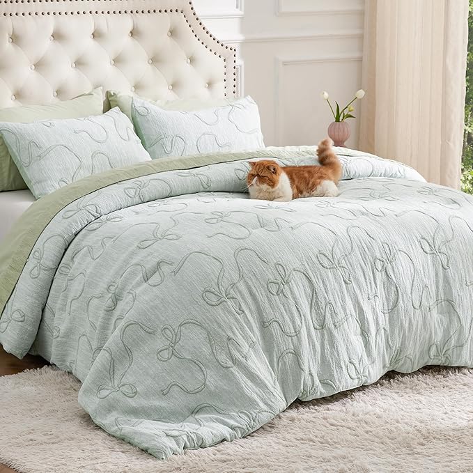 Bedsure Queen Comforter Set, GentleSoft™ 3 Pieces Bow Cute Bedding Green Room Decor Aesthetic, Queen Bedding Sets Gifts for Her Women, 1 Bed Green Comforter, 2 Pillow Shams, 90x90 Inches