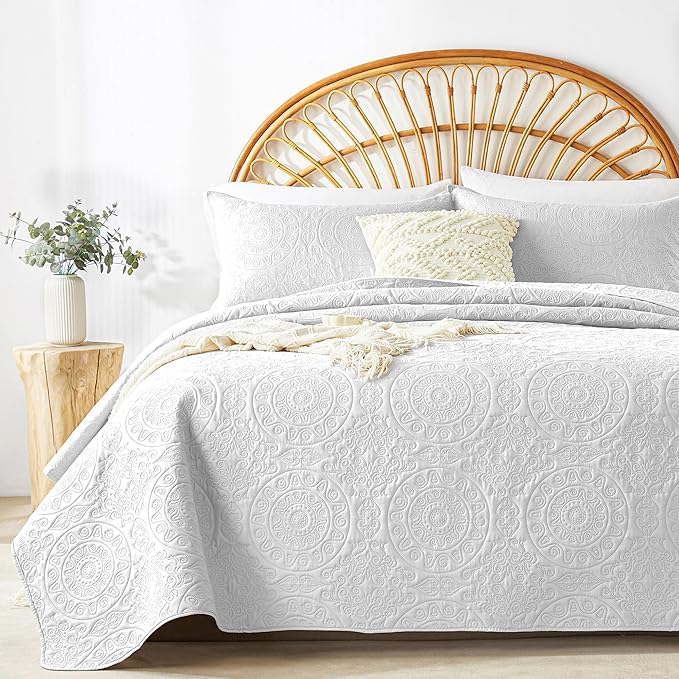 WURUIBO White Quilt Set Twin Size, Embossing Microfiber Bedspreads with Pillow Sham, Ligthweight Breathable Thin Coverlet, Reversible Bedding Set for All Season (1 Quilt, 1 Pillow Sham)