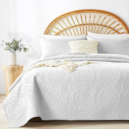 WURUIBO White Quilt Set King/Cal King Size, Embossing Microfiber Bedspreads with Pillow Sham, Ligthweight Breathable Thin Coverlet, Reversible Bedding Set for All Season (1 Quilt, 2 Pillow Shams)