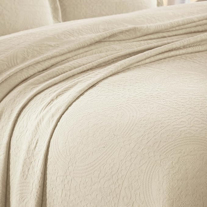 Superior Cotton Fleur De Lis Bedspread Set, Warm Blankets, All-Season Bedding, Bedroom Decor, Decorative Boho Medallion Coverlet, Includes 1 Bedspread, 2 Pillow Shams, Full, Ivory