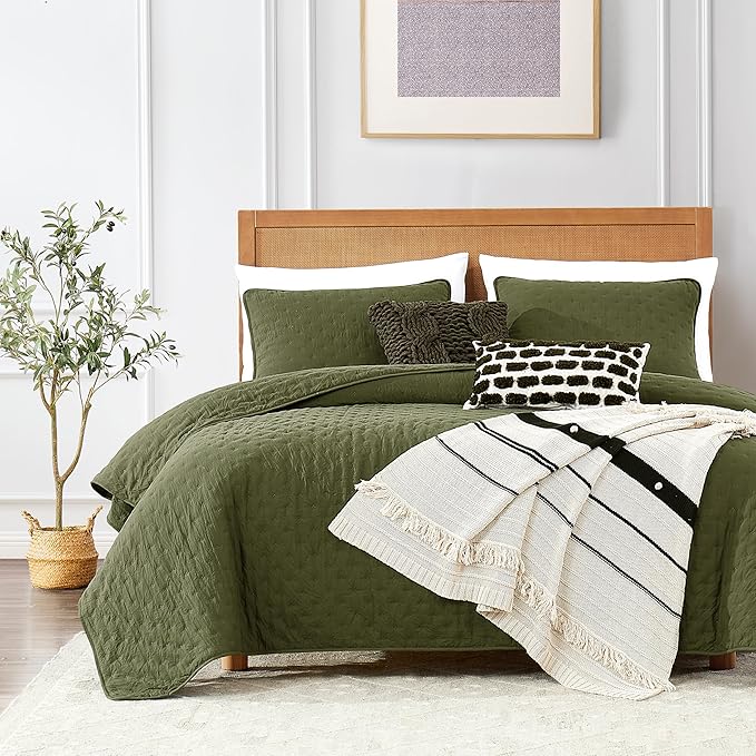 ROARINGWILD Olive Green Cloud Queen Size Quilt Bedding Sets with Pillow Shams, Farmhouse Lightweight Soft Bedspread Coverlet, All Season Rustic Country Thin Comforter, 3 Pieces, 90x90 inches