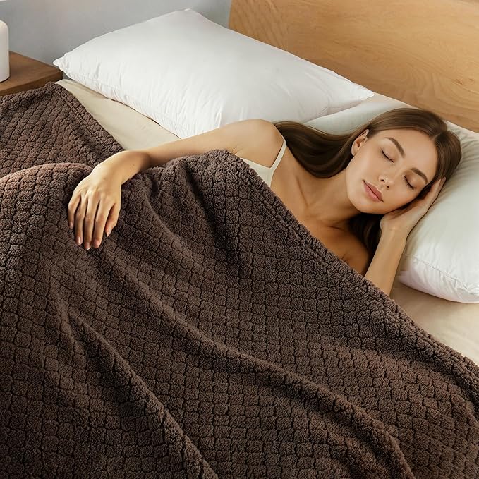 Exclusivo Mezcla King Size Fleece Blanket for Bed, Extra Soft Warm Decorative Fuzzy Blanket for Women, Lightweight Cozy Bedding Blankets, 90x104 Inches, Coffee