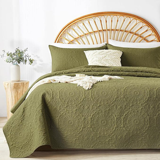 WURUIBO Olive Green Quilt Set Queen Size, Embossing Microfiber Full Bedspreads with Pillow Sham, Ligthweight Breathable Thin Coverlet, Reversible Bedding Set for All Season (1 Quilt, 2 Pillow Shams)