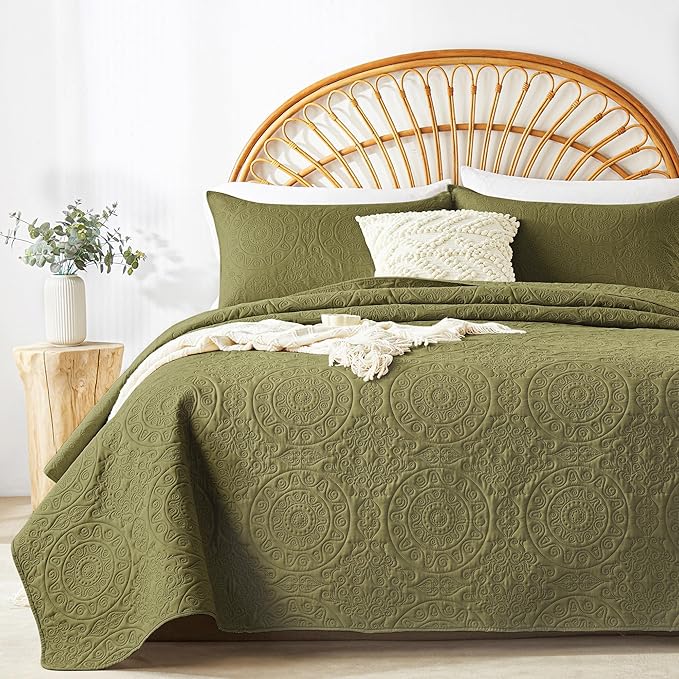 WURUIBO Olive Green Quilt Set Twin Size, Embossing Microfiber Bedspreads with Pillow Sham, Ligthweight Breathable Thin Coverlet, Reversible Bedding Set for All Season (1 Quilt, 1 Pillow Sham)