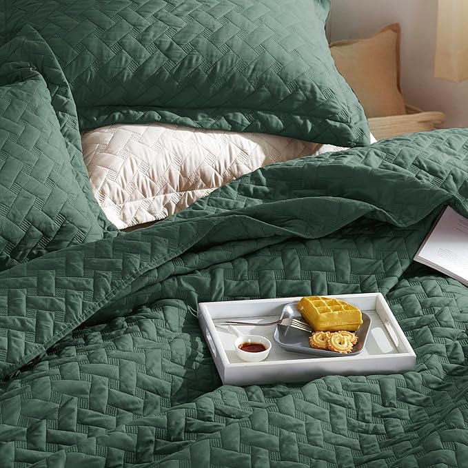 Bedsure Quilts California King Size - Lightweight Bedspreads Cal King Size with Basket Weave Pattern, Soft Quilt Bedding, Dark Green Comforter Coverlet for All Seasons (111" x 106")